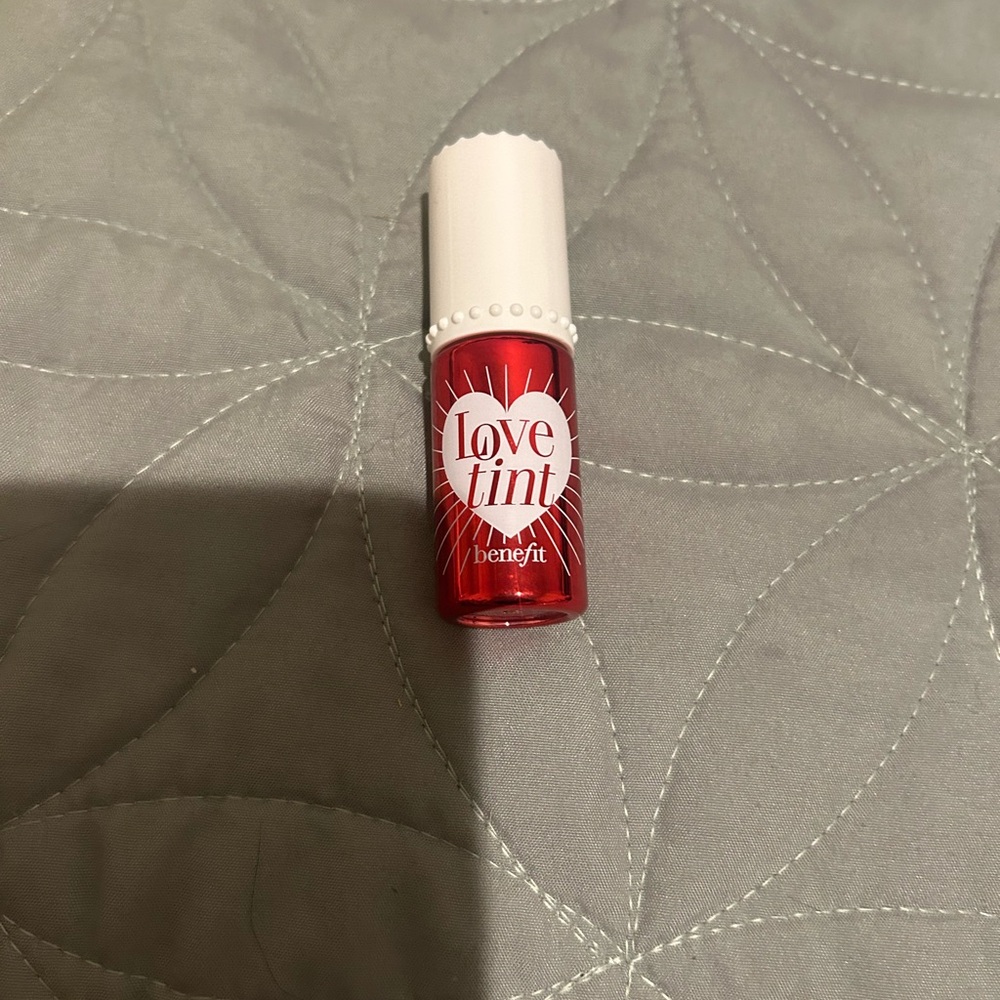 benefit lip and cheek stain in shade love tint brand new never used!!